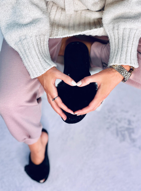 Ciabatte nere con cuore