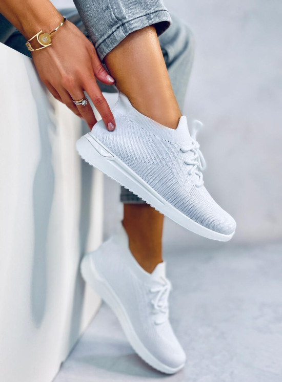 Sneakers bianche da donna realizzate in tessuto elastico