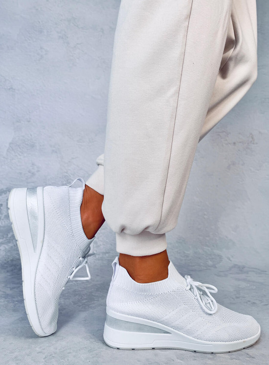 Sneakers sportive bianche realizzate in tessuto elastico