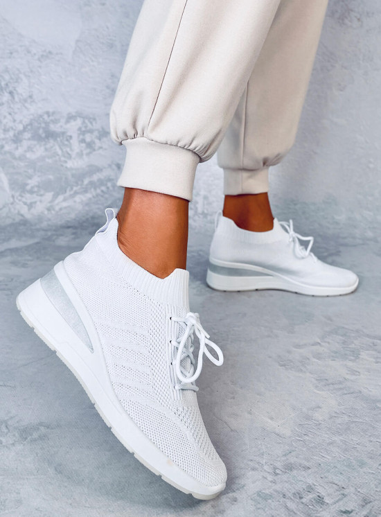 Sneakers sportive bianche realizzate in tessuto elastico