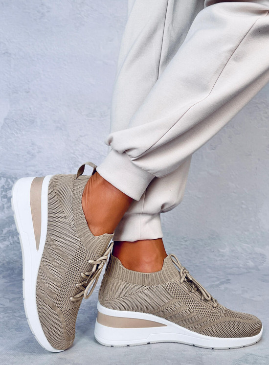 Sneakers sportive beige realizzate in tessuto elastico