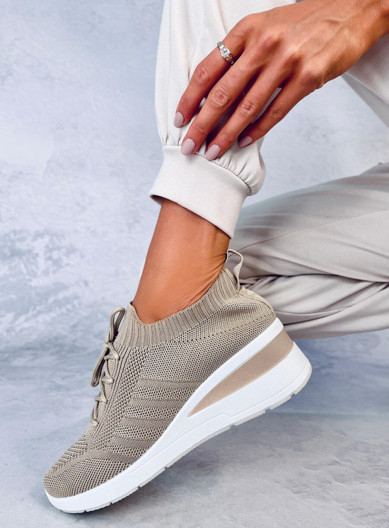 Sneakers sportive beige realizzate in tessuto elastico