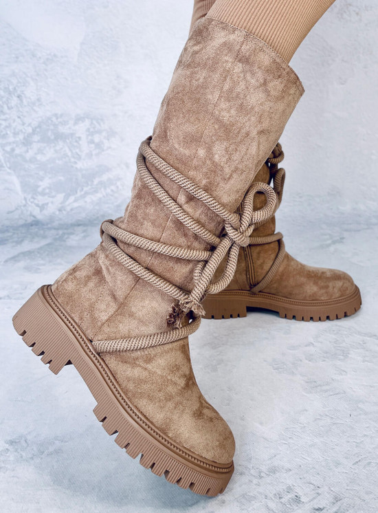 Stivali in camoscio beige con lacci