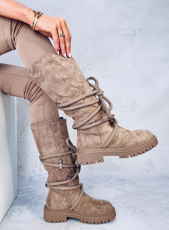 Stivali in camoscio beige con lacci