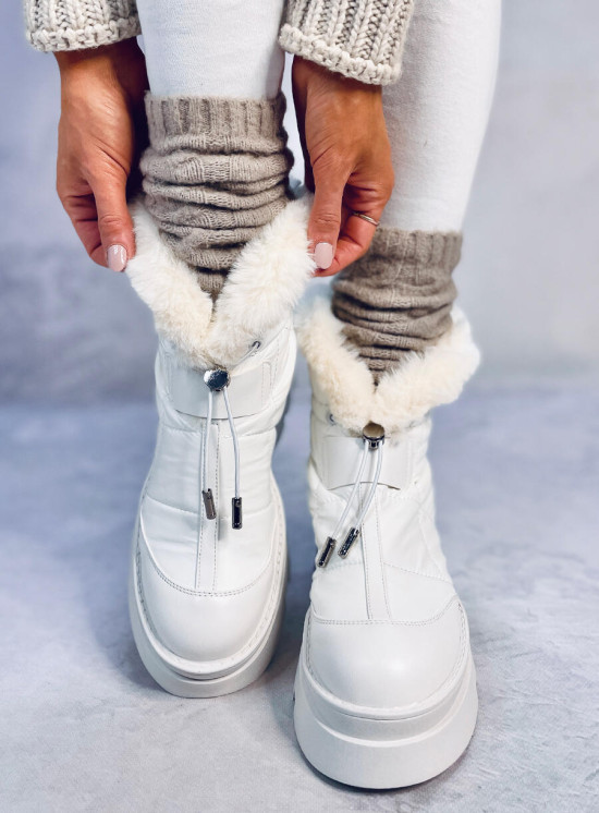 Scarpe imbottite da neve bianche su una piattaforma alta