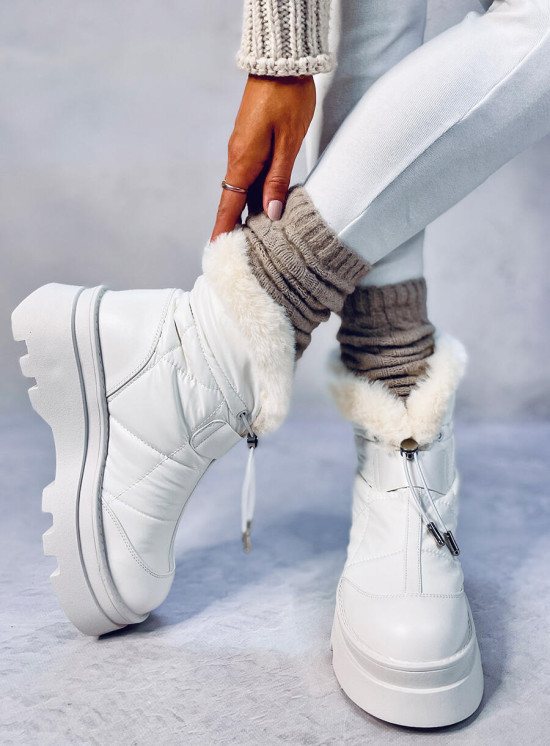 Scarpe imbottite da neve bianche su una piattaforma alta