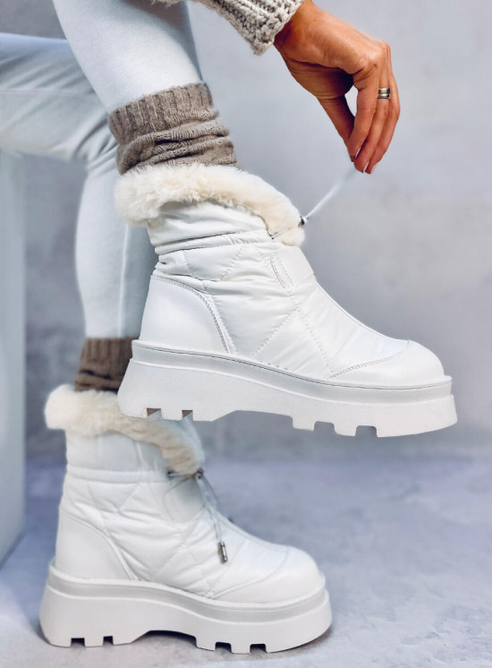 Scarpe imbottite da neve bianche su una piattaforma alta