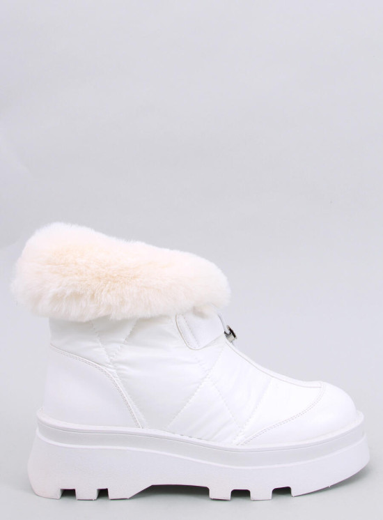 Scarpe imbottite da neve bianche su una piattaforma alta