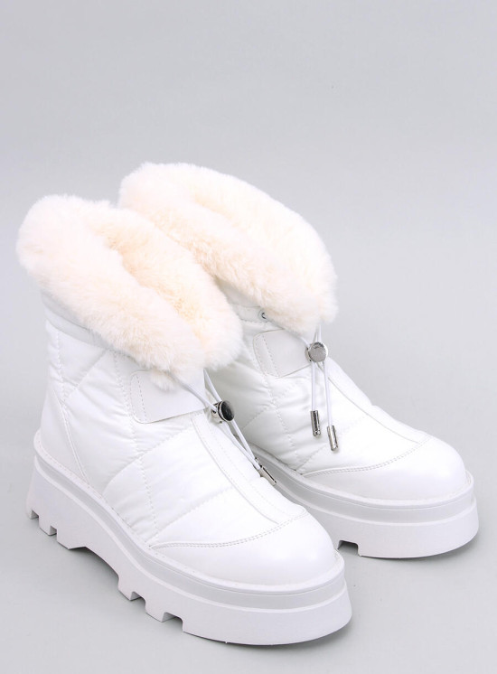Scarpe imbottite da neve bianche su una piattaforma alta