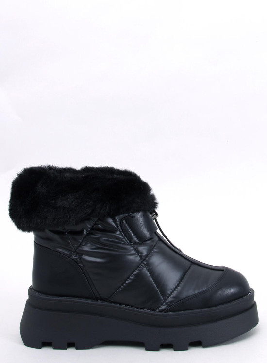 Scarpe imbottite da neve nere su una piattaforma alta