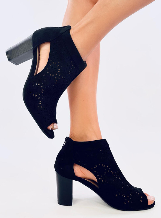 Scarpe traforate con punta aperta nere