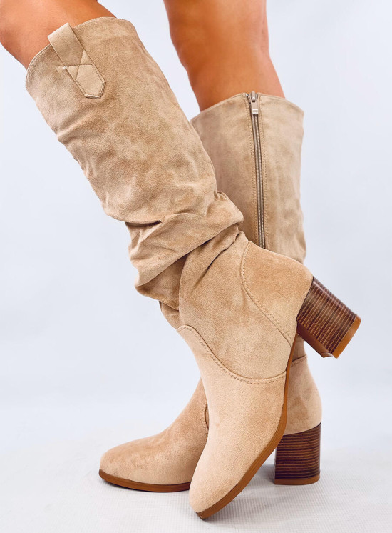 Stivali alti in camoscio beige chiaro