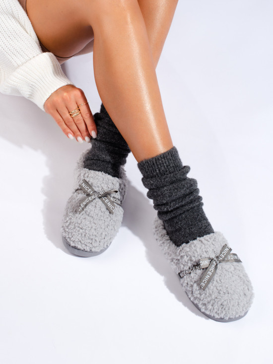 Pantofole grigie con fiocco