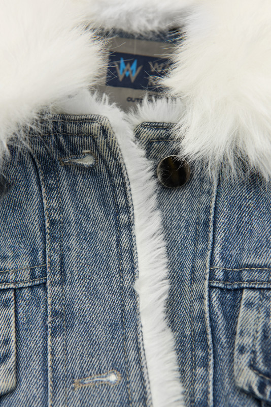 Giubbotto in denim blu con pelliccia bianca
