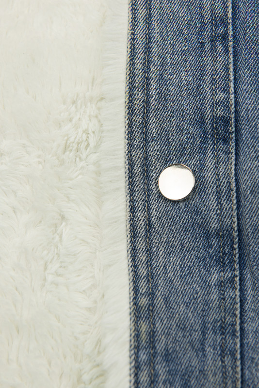 Giubbotto in denim blu con pelliccia bianca