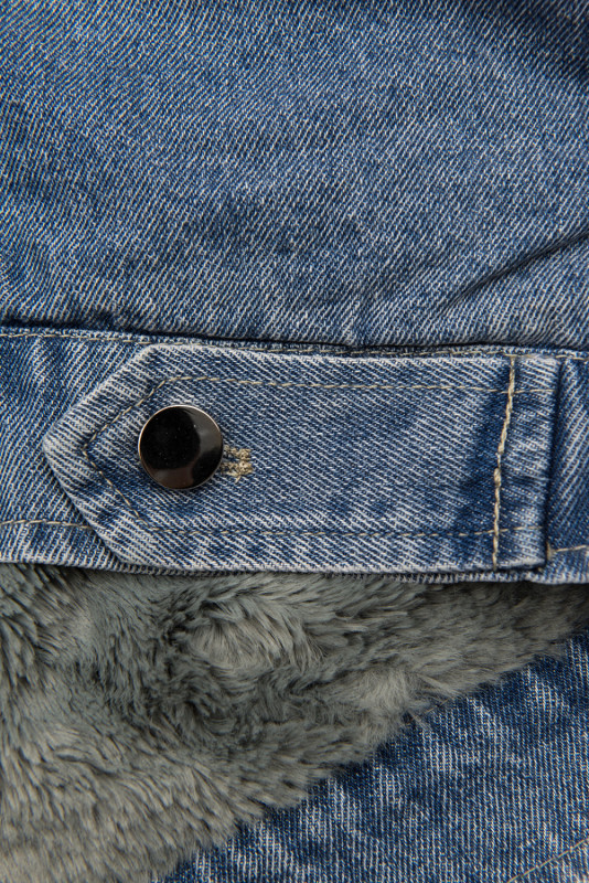 Giubbotto in denim blu con pelliccia grigia