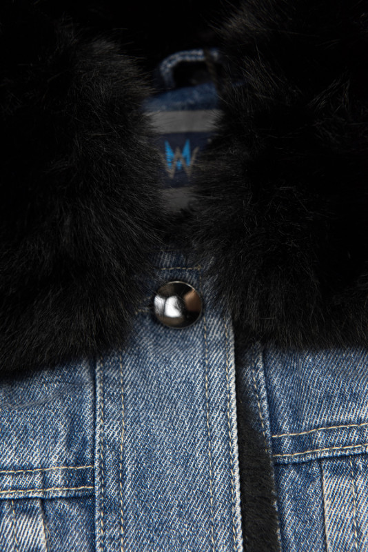 Giubbotto in denim blu con pelliccia nera