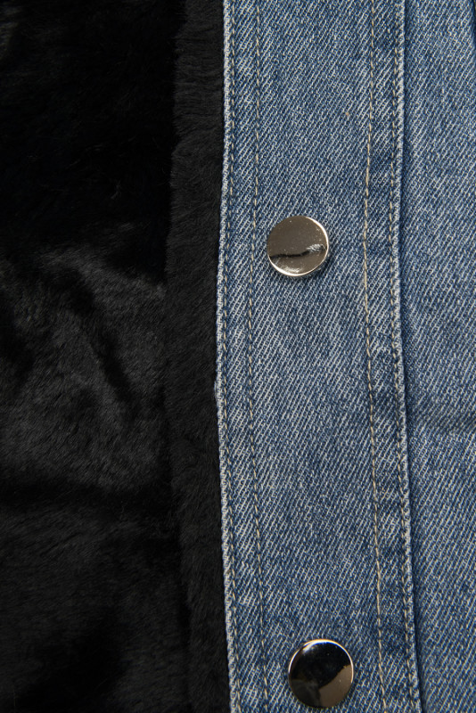 Giubbotto in denim blu con pelliccia nera