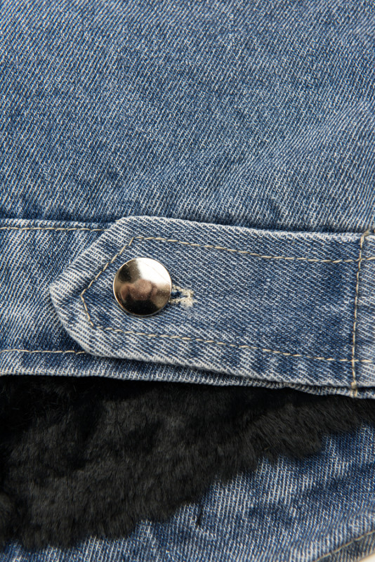 Giubbotto in denim blu con pelliccia nera