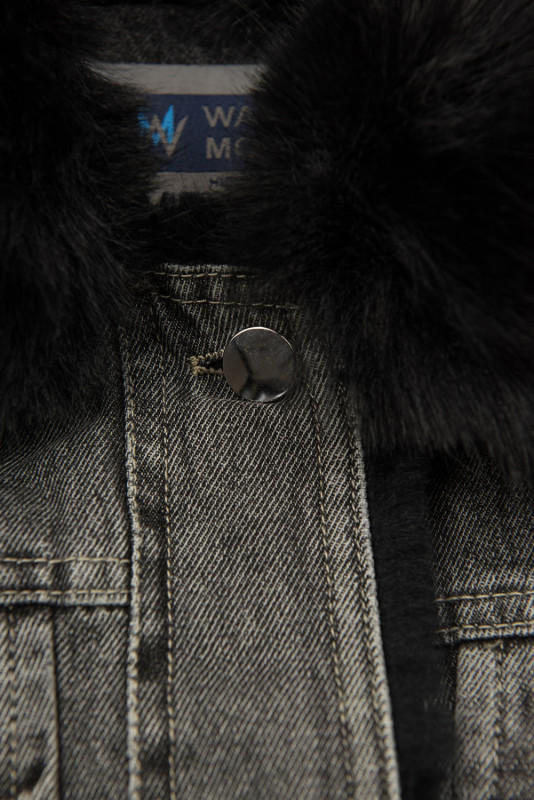Giubbotto in denim grigio con pelliccia nera