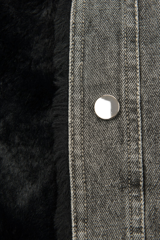 Giubbotto in denim grigio con pelliccia nera