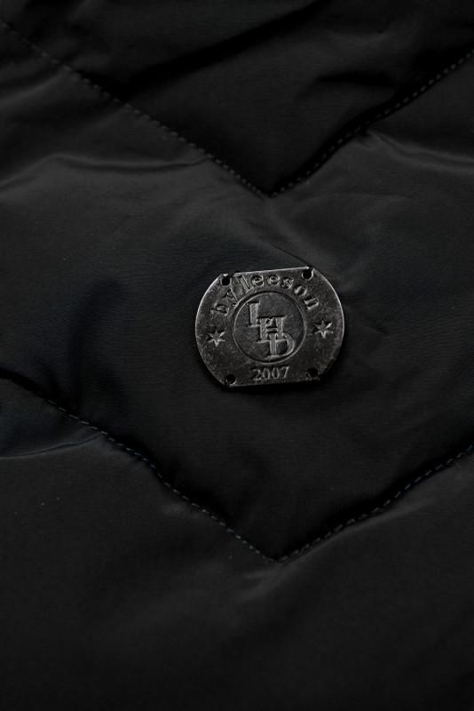 Crna prošivena zimska jakna s odvojivom kapuljačom