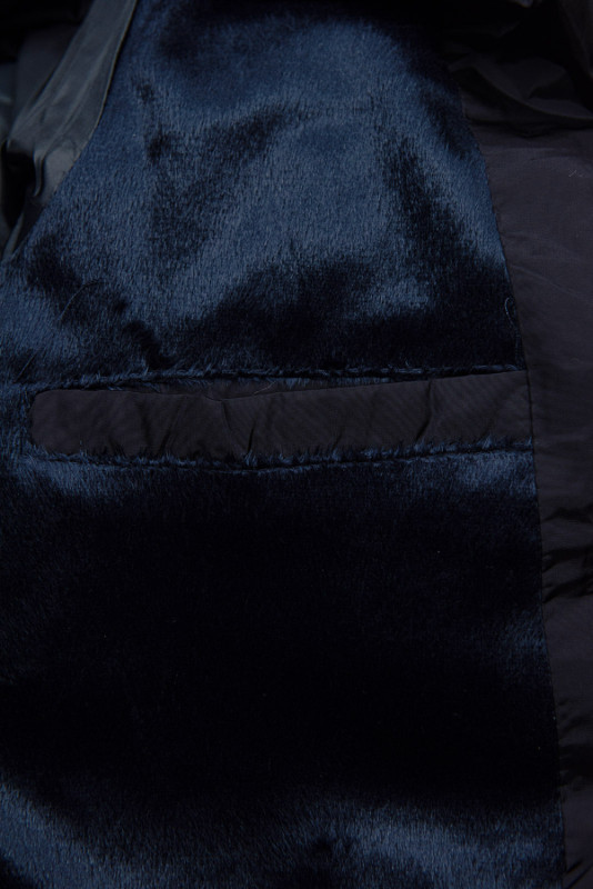 Giacca invernale blu scuro con design trapuntato