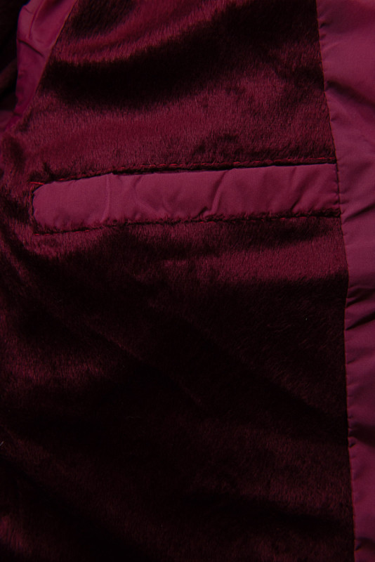Giacca invernale bordeaux con design trapuntato