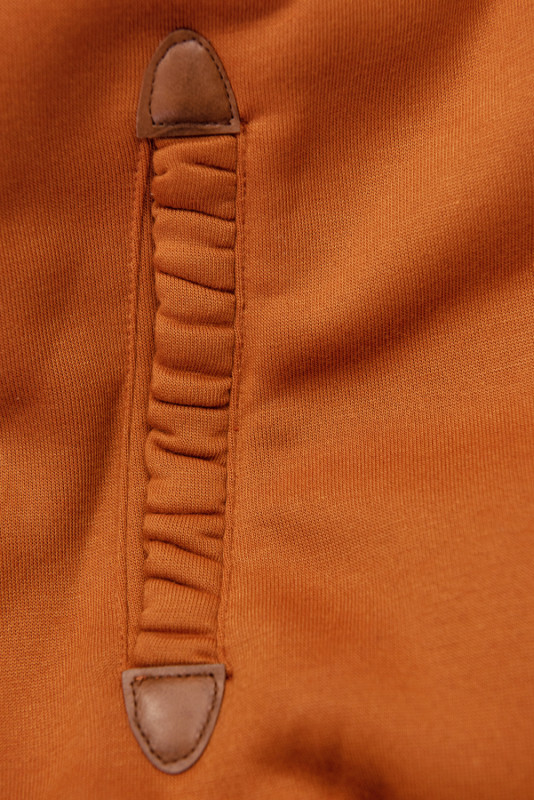 Felpa terracotta con fodera colorata nel cappuccio