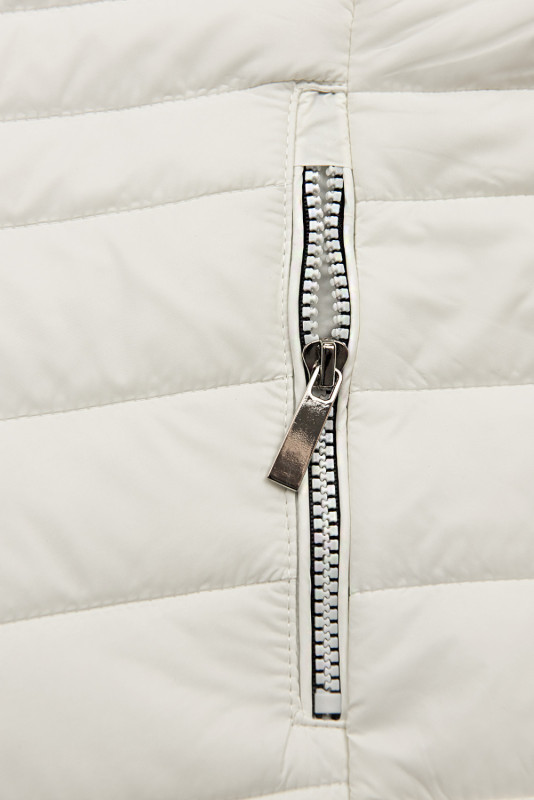 Gilet ecru dal taglio corto