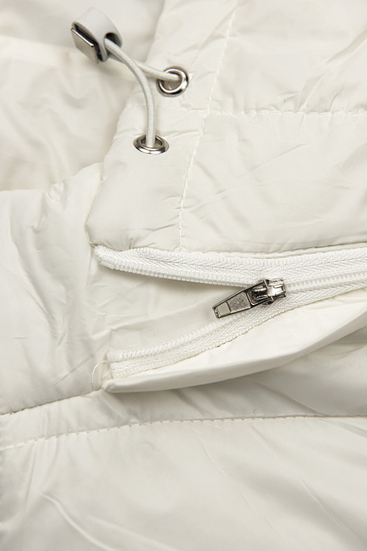 Gilet ecru dal taglio corto