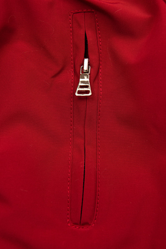 Parka rosso per l'inverno con fodera nera