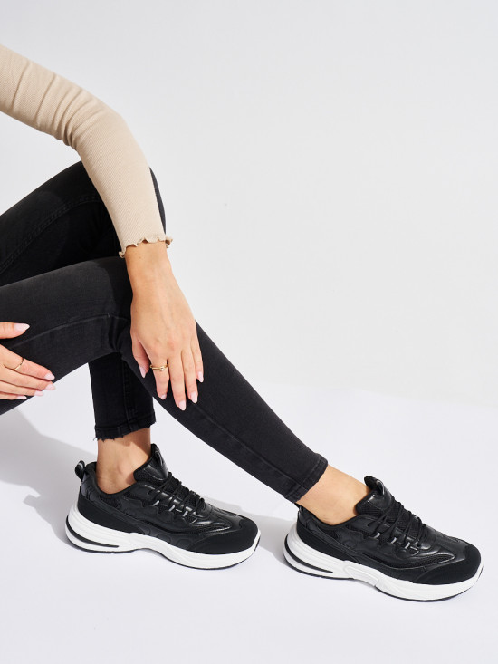 Scarpe sportive nere da donna con suola spessa