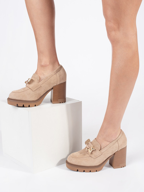 Beige ženske cipele od antilopa s metalnim detaljima