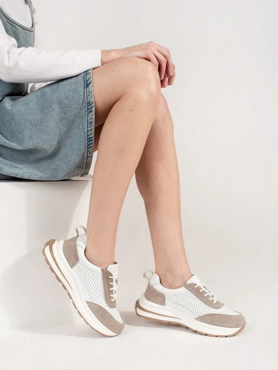 Scarpe sportive in pelle perforata con suola spessa in bianco-beige