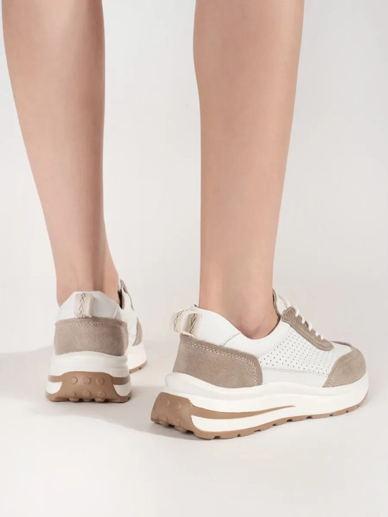 Scarpe sportive in pelle perforata con suola spessa in bianco-beige