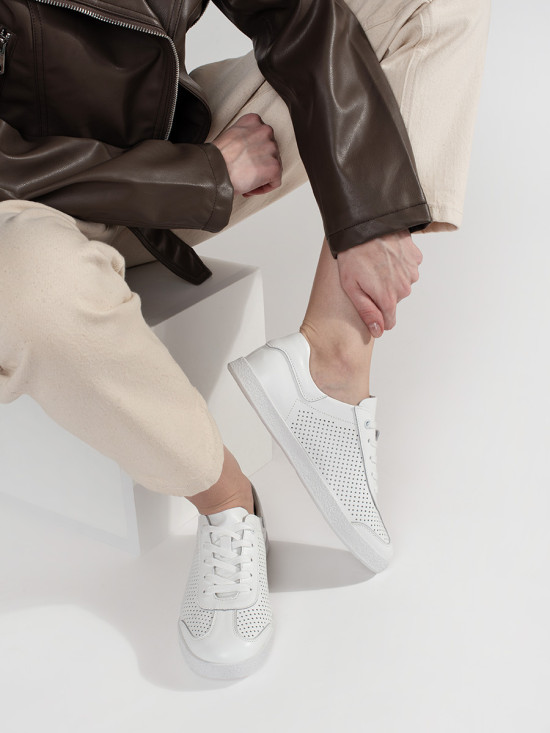 Sneakers bianchi perforati in pelle naturale