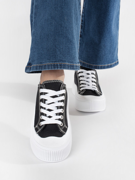 Sneakers neri e bianchi con suola spessa