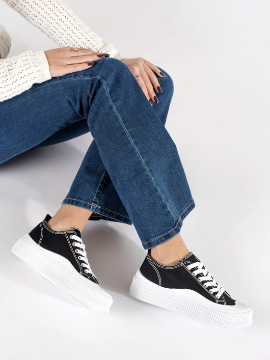 Sneakers neri e bianchi con suola spessa