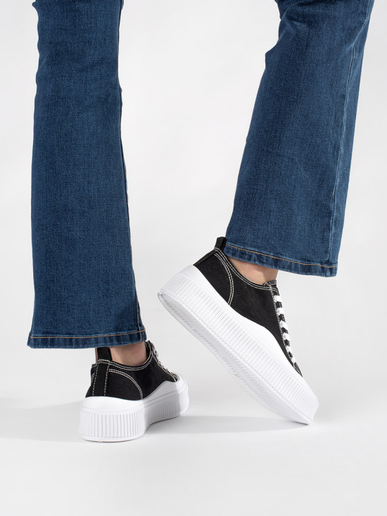 Sneakers neri e bianchi con suola spessa