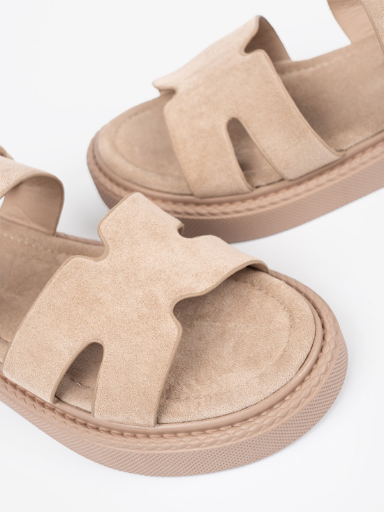 Sandali beige con plateau e ritagli