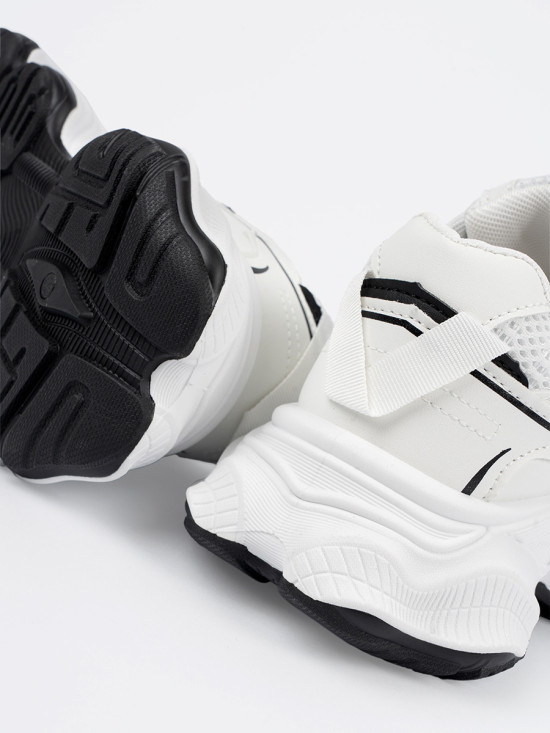 Sneakers bianche con suola spessa