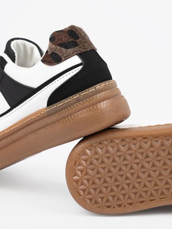 Sneakers bianco-neri con dettagli leopardati