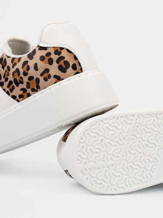 Bijeli sneakers s detaljima od leoparda