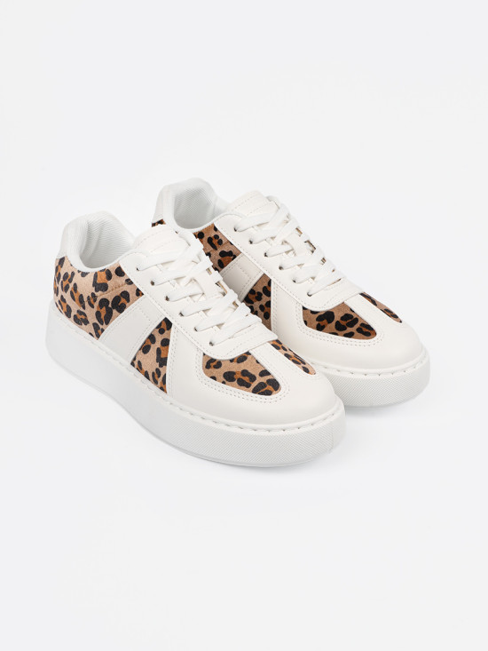 Bijeli sneakers s detaljima od leoparda