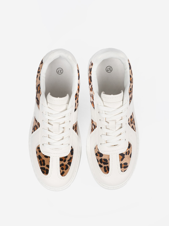 Bijeli sneakers s detaljima od leoparda