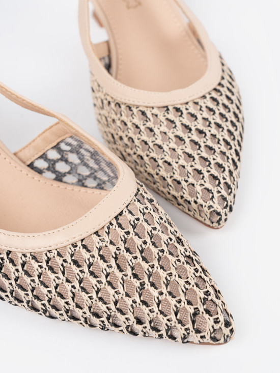 Pumps perforati beige chiaro con tacco basso