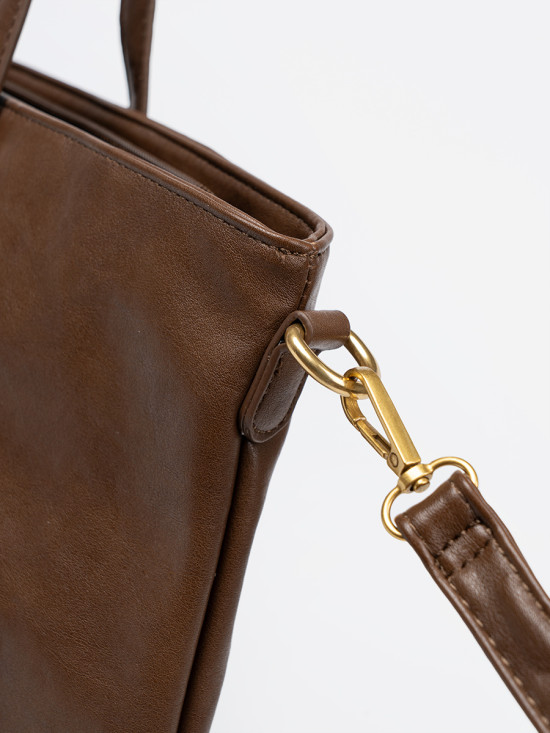 Borsa marrone con dettagli dorati