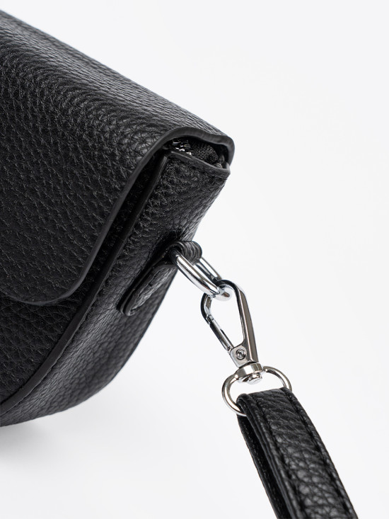 Elegante borsa nera con chiusura decorativa
