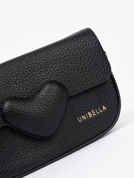 Elegante borsa nera con chiusura decorativa